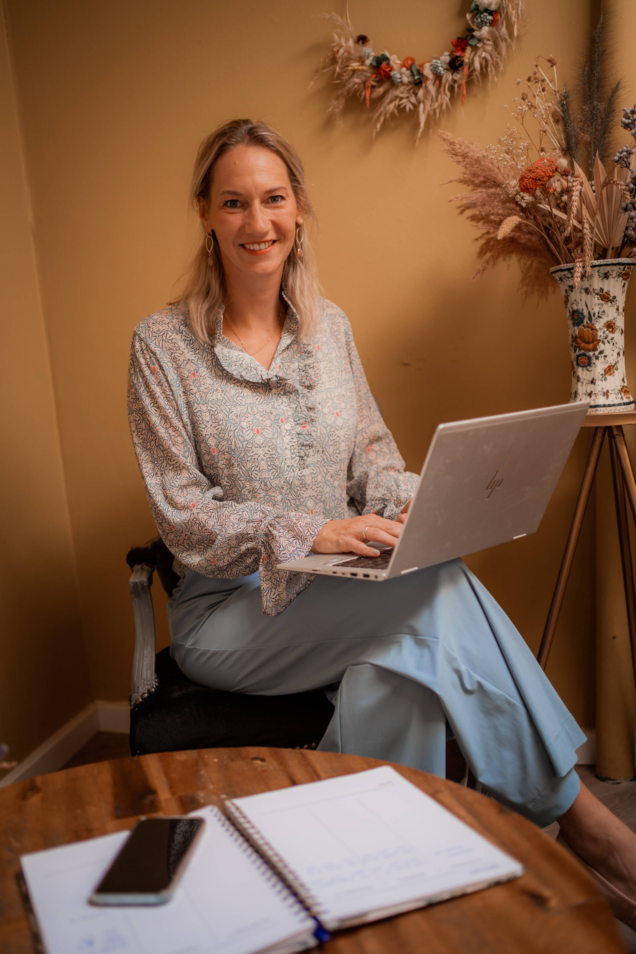 Marie-José aan het werk in haar praktijk